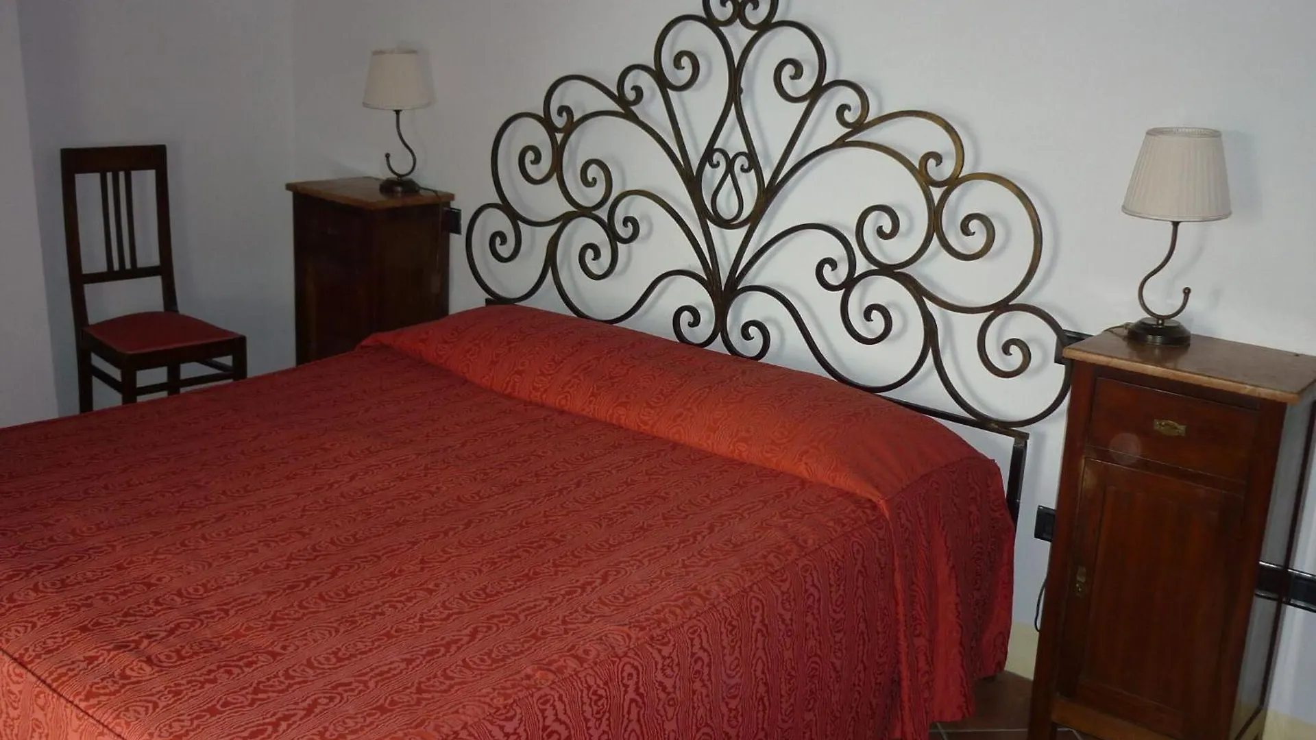 בית הארחה גאמבאסי 	Casa Ceneruzzi בית כפרי
